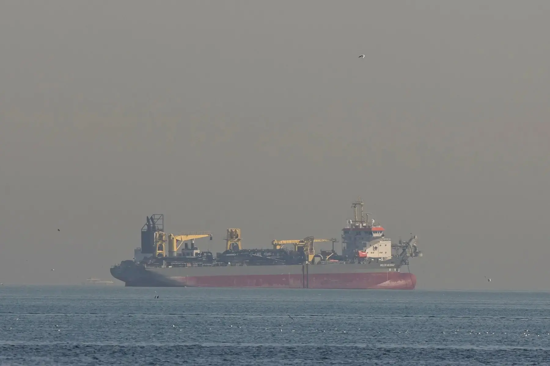 foto de draga na costa de Dubai em 1º de março de 2026. Imagem usada em matéria sobre saída dos Emirados Árabes da Opep.