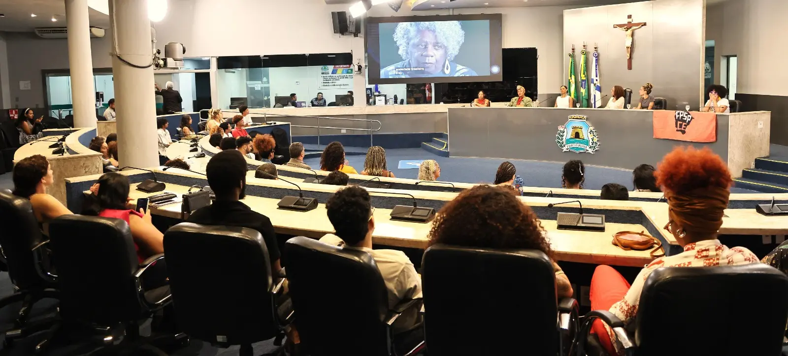 Foto da sessão solene do Dia da Consciência Negra na Câmara de Fortaleza.