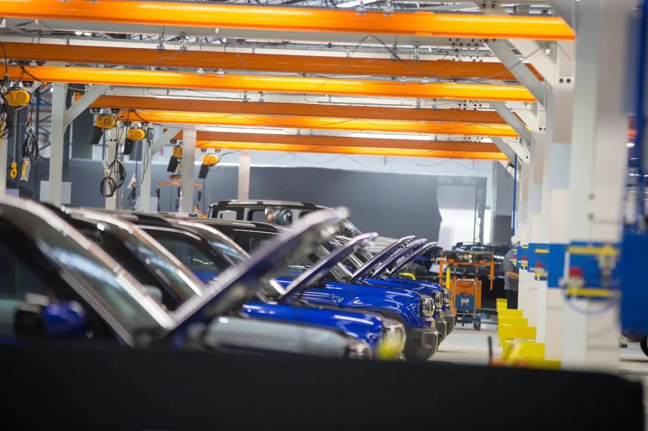 Produção de carros no Polo Automotivo do Ceará.