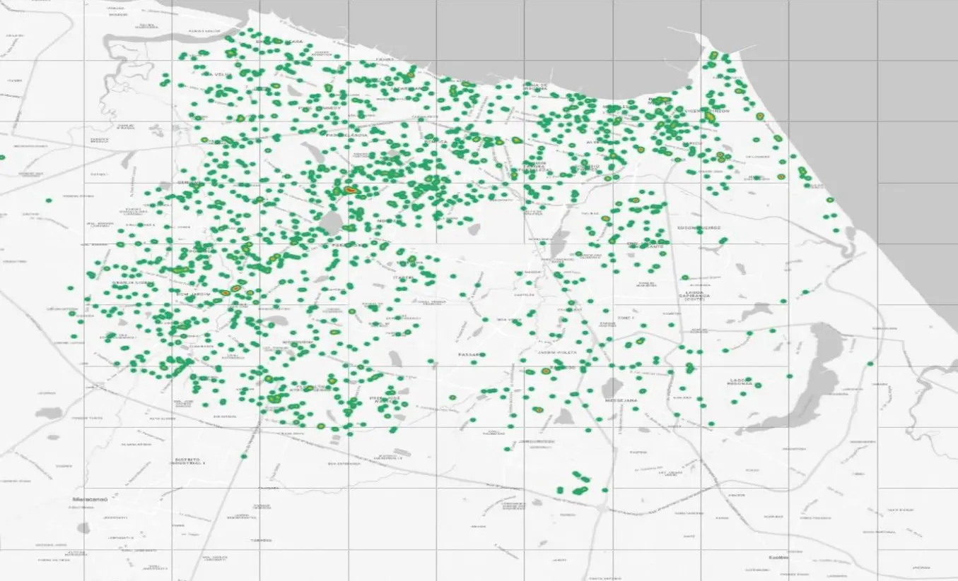Mapa de calor da cidade de Fortaleza exibindo a densidade de focos do mosquito da dengue. Diversos pontos verdes e amarelos estão espalhados por quase todo o território urbano, com maior concentração nas zonas norte e oeste da capital.