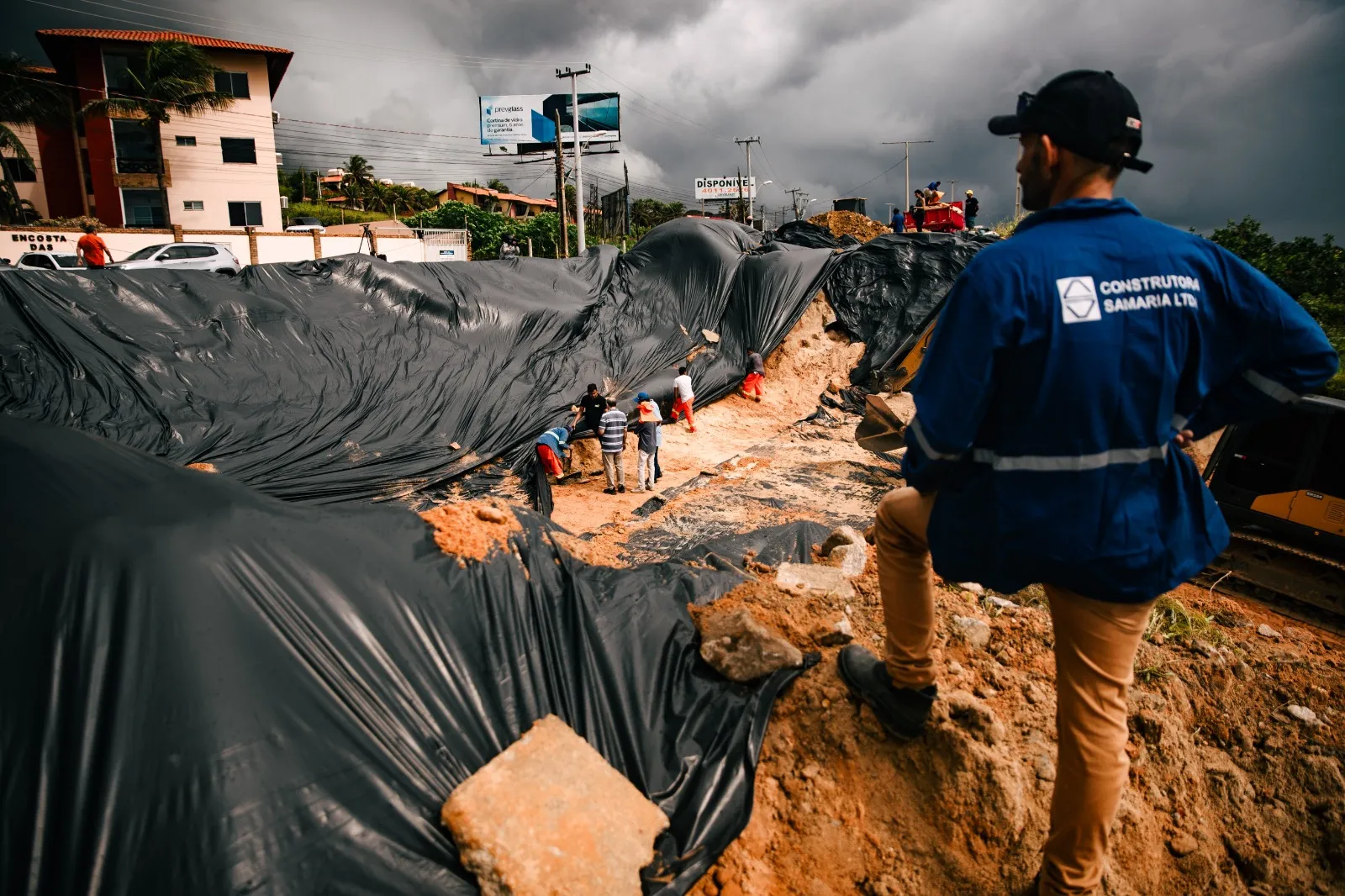 Proteção plástica foi colocada no local para evitar que a chuva interfira nos trabalhos das equipes.