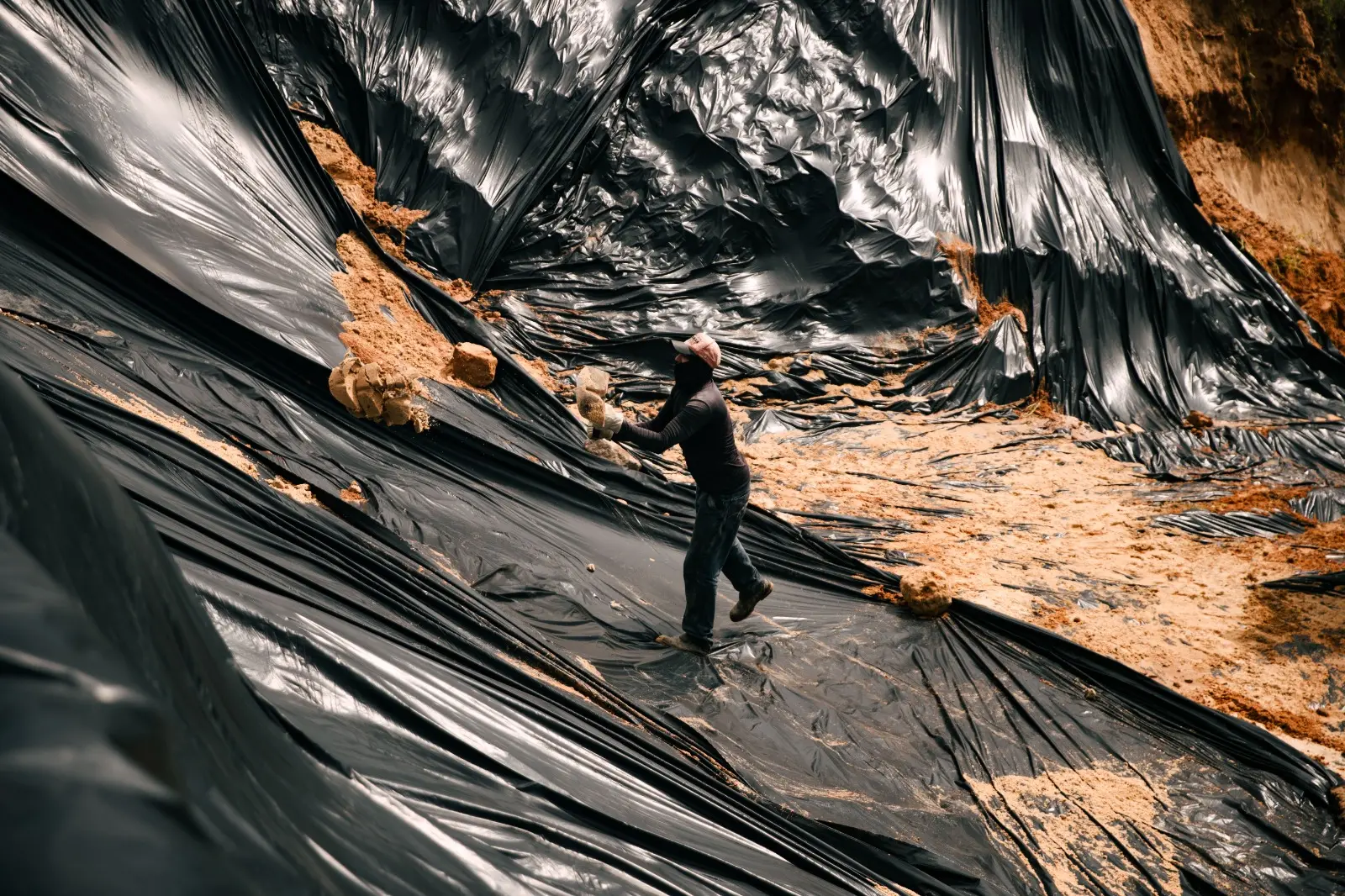 Imagem mostra trabalhador atuando em recuperação de cratera que abriu na ce-025 em aquiraz.