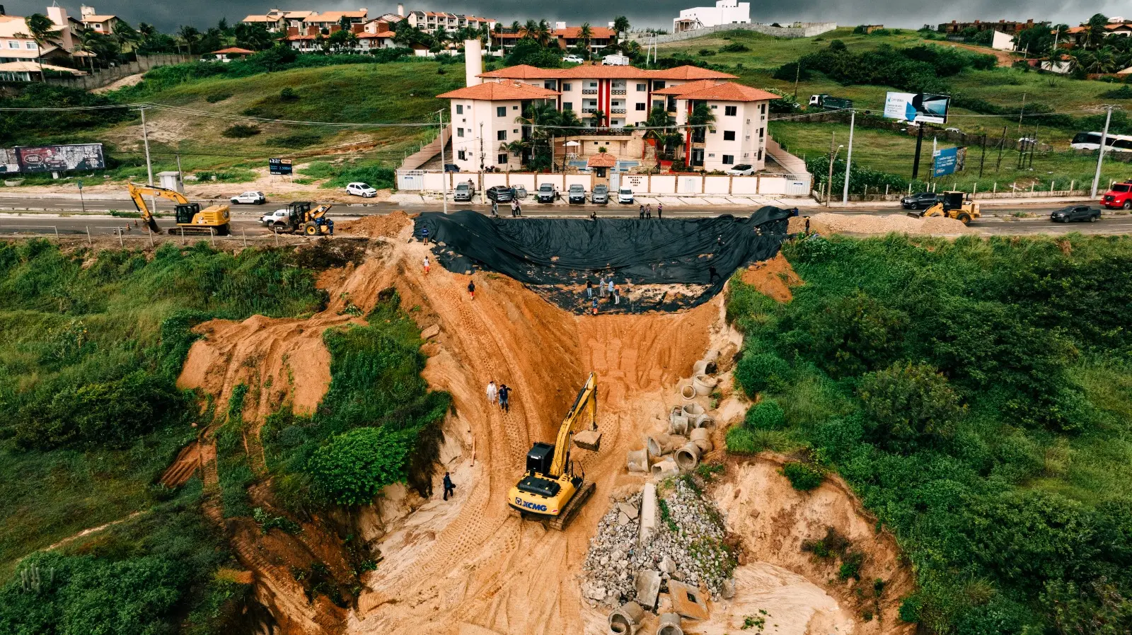 Imagem aérea mostra máquinas e trabalhadores atuando na recuperação da cratera que abriu na ce-025 em Aquiraz.