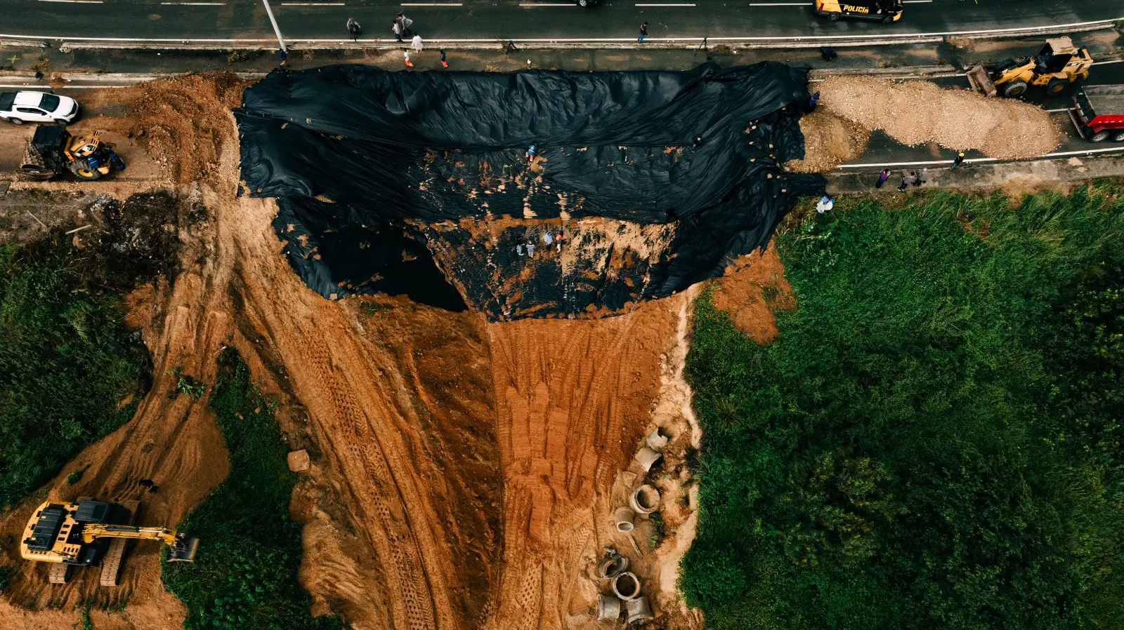 Imagem aérea mostra equipes atuando na recuperação da cratera que se abriu na ce-025 em aquiraz.