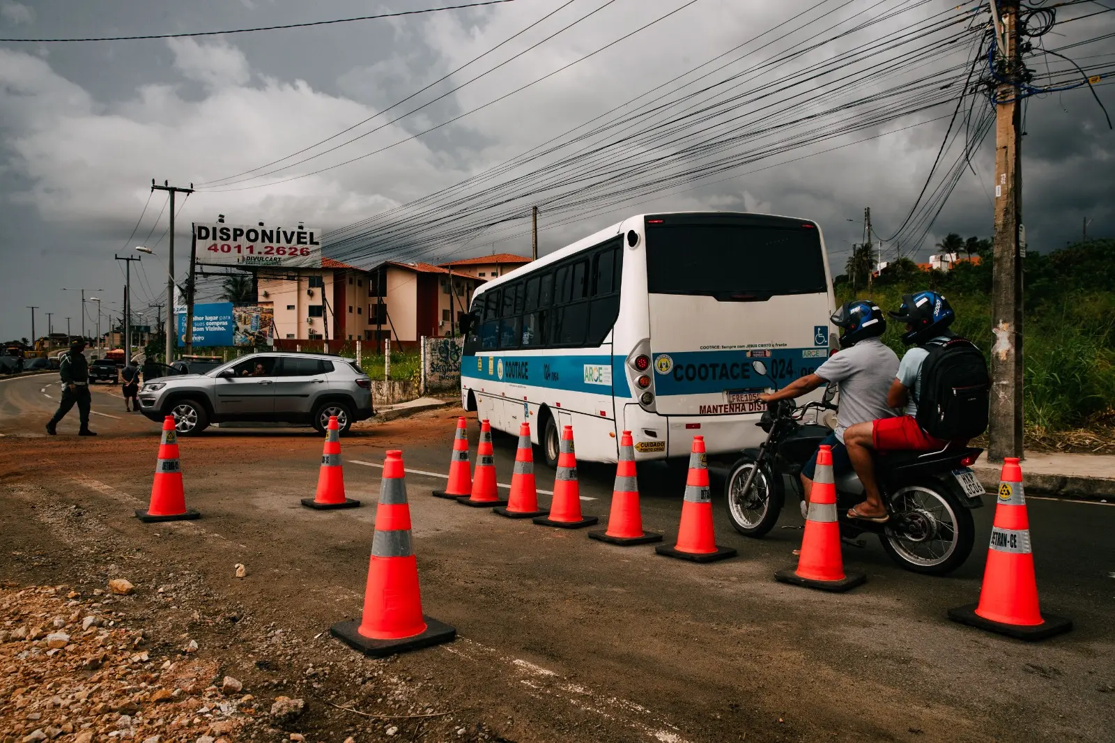 Imagem mostra desvio no trânsito da ce-025 após cratera abrir em aquiraz.