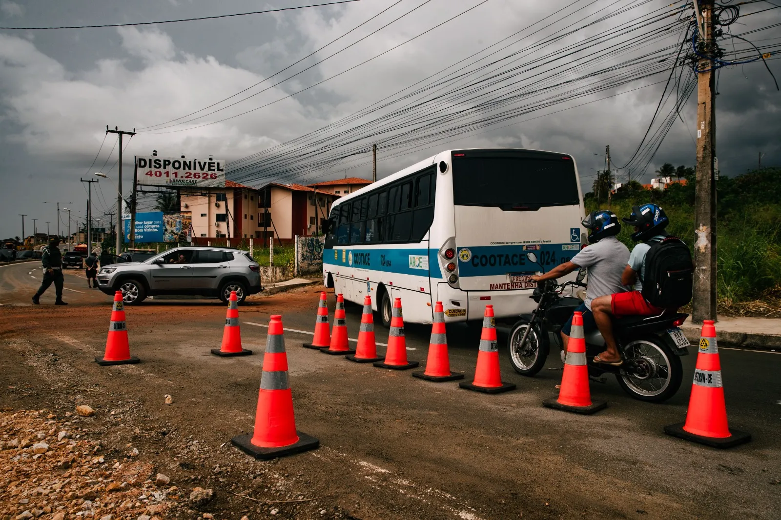 Veículos estão sendo direcionados para vias paralelas à rodovia estadual.