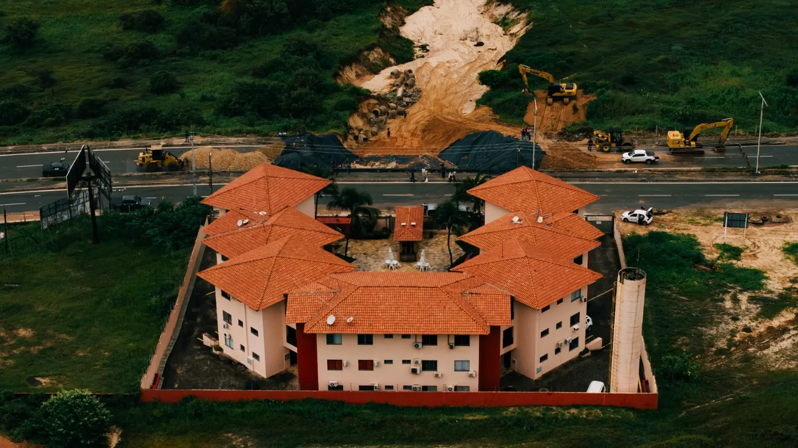 Imagem aérea mostra proximidade de condomínio com cratera que abriu na ce-025 em Aquiraz.