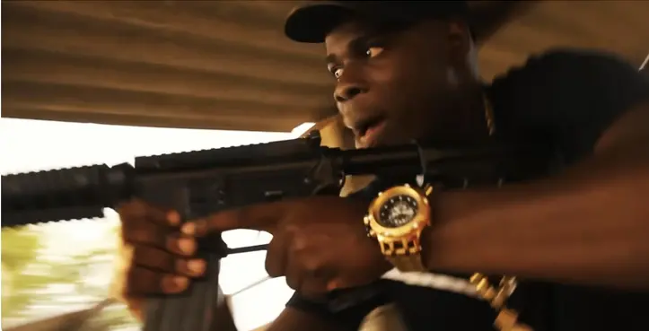 mc black segurando arma