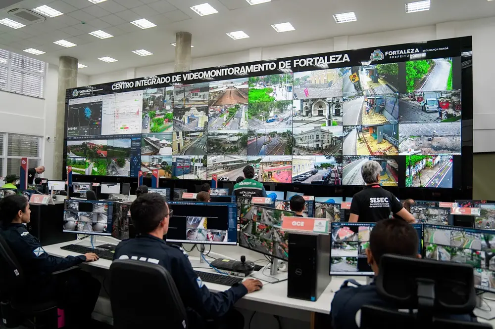 Operadores monitoram dezenas de câmeras em grande painel no Centro de Videomonitoramento de Fortaleza.