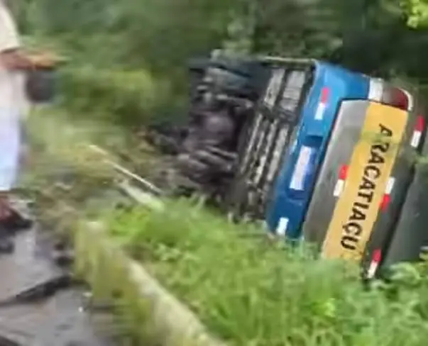 Imagem da notícia VÍDEO: Mãe e filha morrem em acidente entre ambulância e micro-ônibus em Forquilha