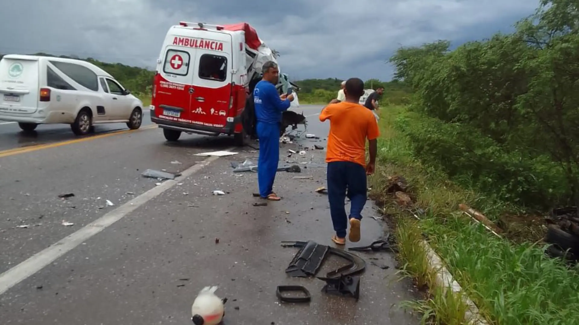 Foto de ambulância após acidente em Forquilha.