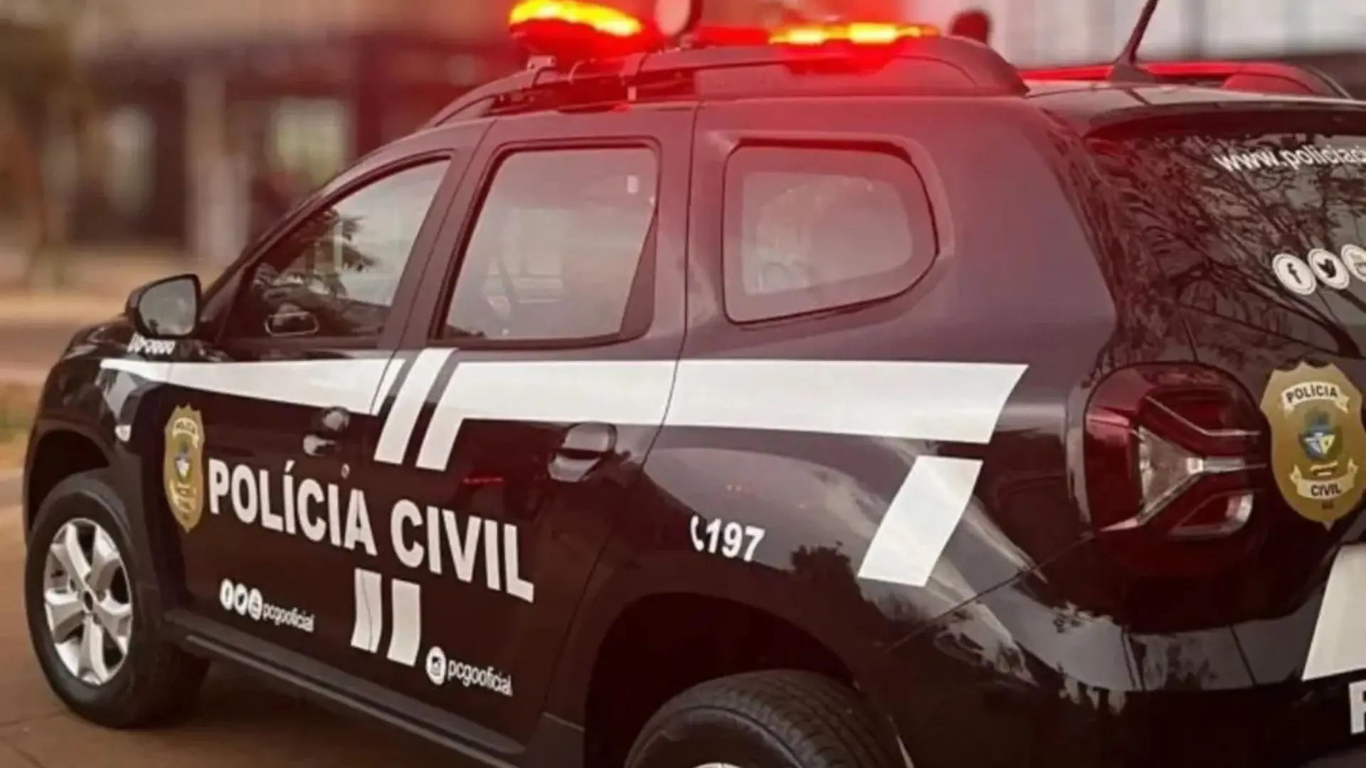 Foto de uma viatura da polícia civil de goiás.