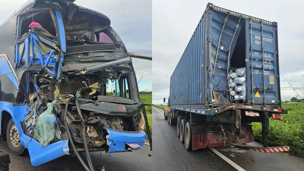 Ônibus ficou com frente destruída com o impacto no caminhão.