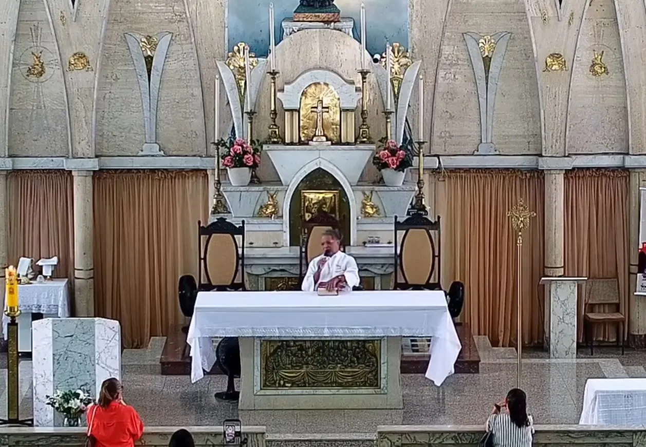 Padre Ivan de Souza comentou sobre situação em missa na segunda-feira (27); altar vazio (à direita) aguarda imagem.