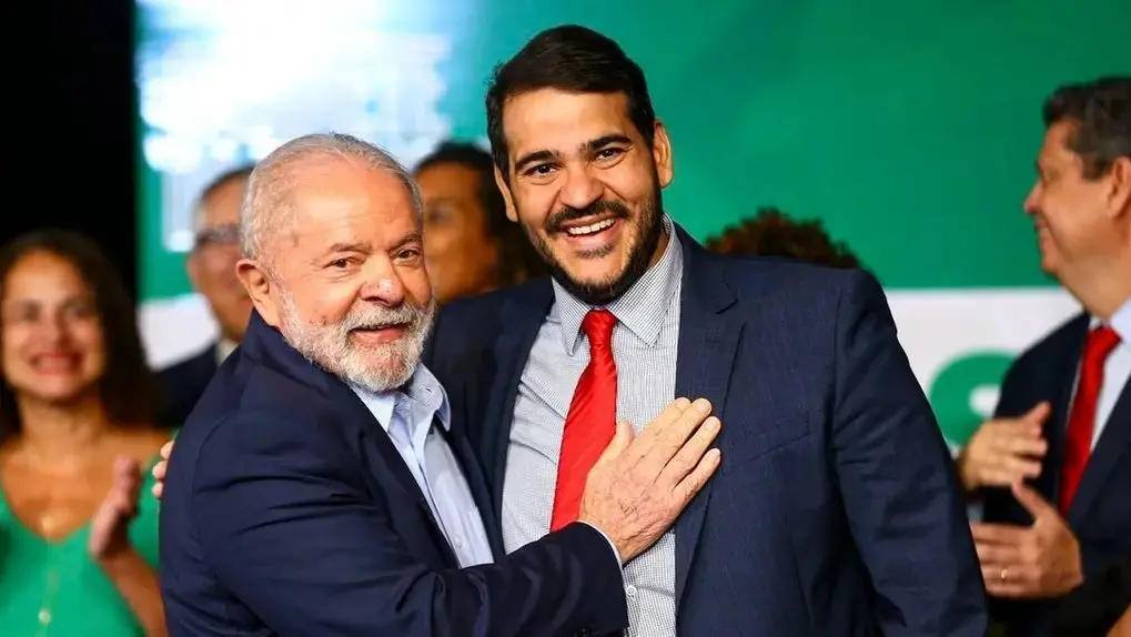 Foto de Lula ao lado de Jorge Messias, que passa por sabatina no Senado, onde pode ser aprovado ou rejeitado para assumir como ministro do STF.