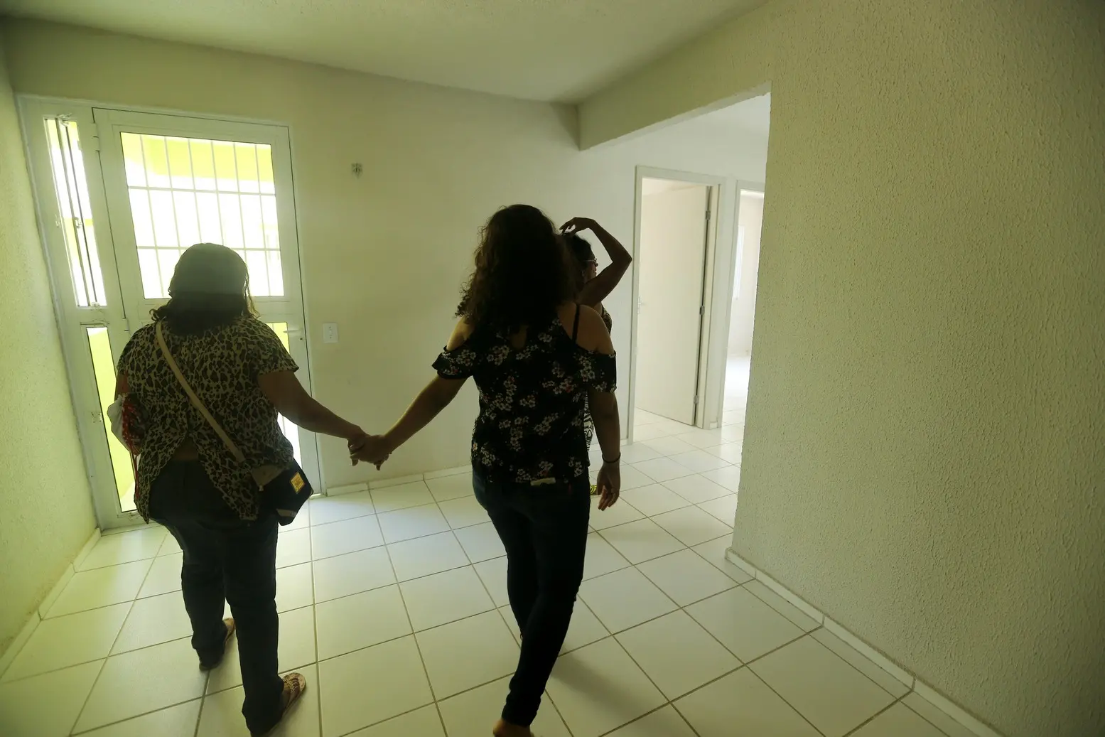 Foto que contém mulheres em um cômodo de um empreendimento imobiliário em Fortaleza.