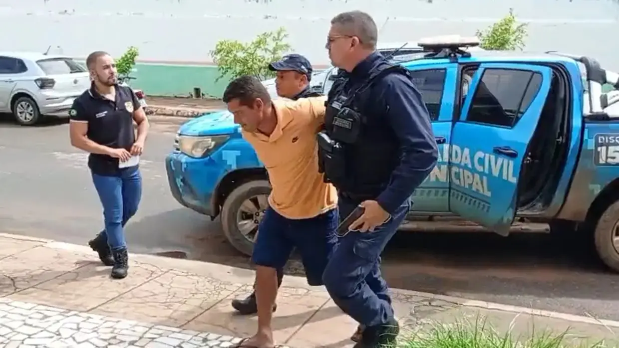 suspeito preso policia levando viatura.