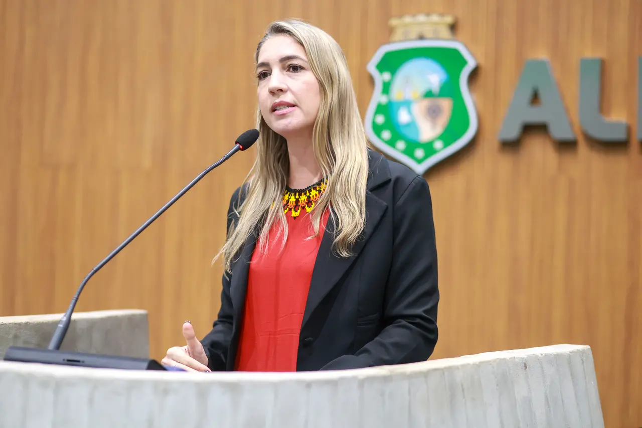Larissa Gaspar durante discurso no Plenário 13 de Maio da Alece.