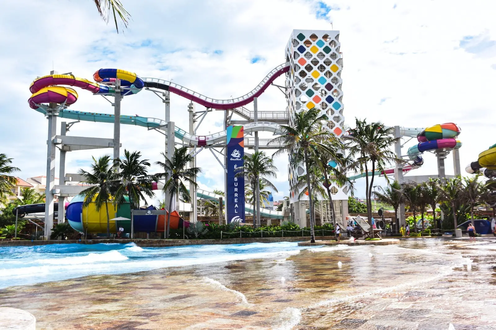 foto da atração Surreal, do Beach Park, maior montanha-russa aquática mais alta do mundo.