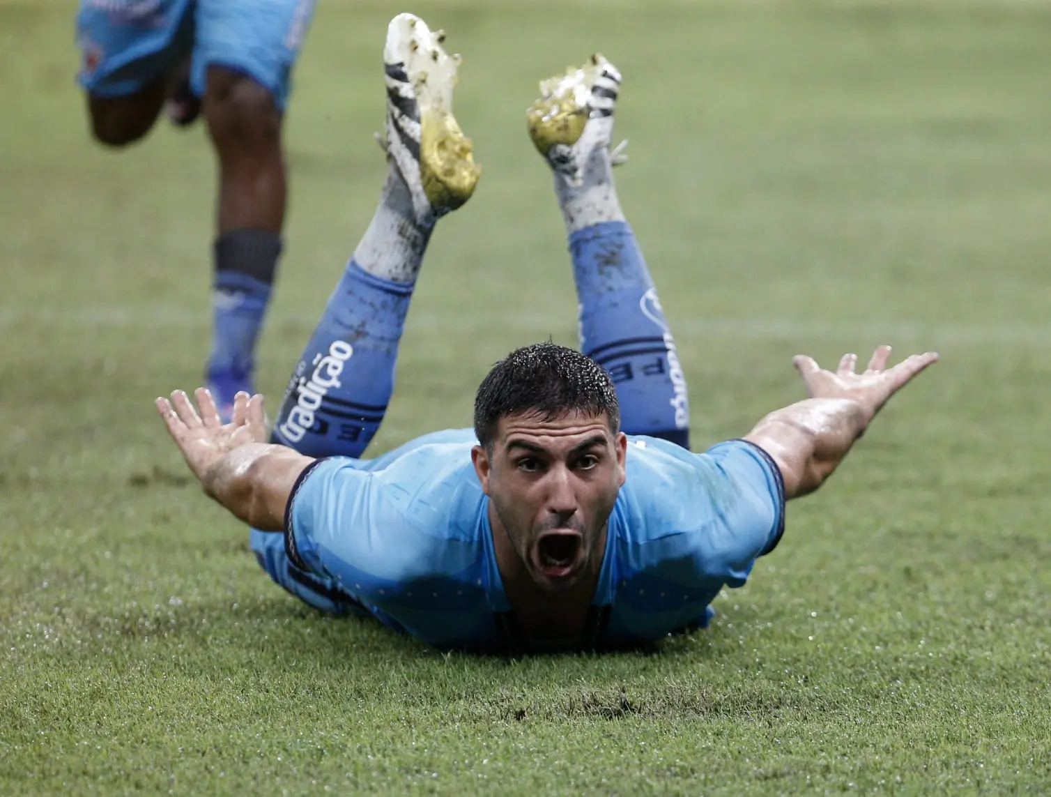Imagem da notícia Com dois gols nos acréscimos, Fortaleza vence Sport e avança na Copa do Nordeste