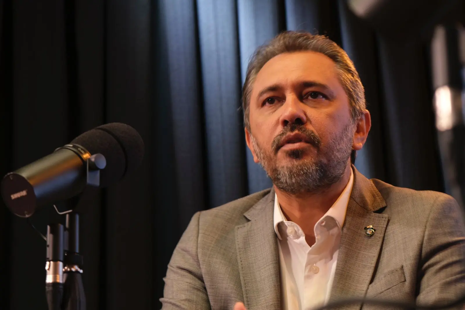 Foto do governador Elmano de Freitas.