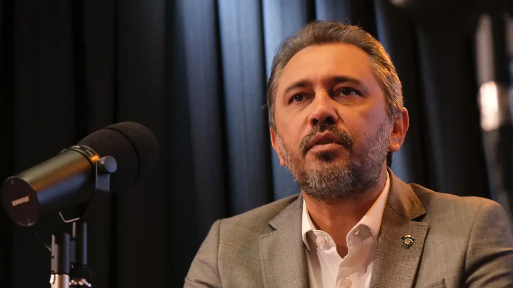 Foto do governador Elmano de Freitas.