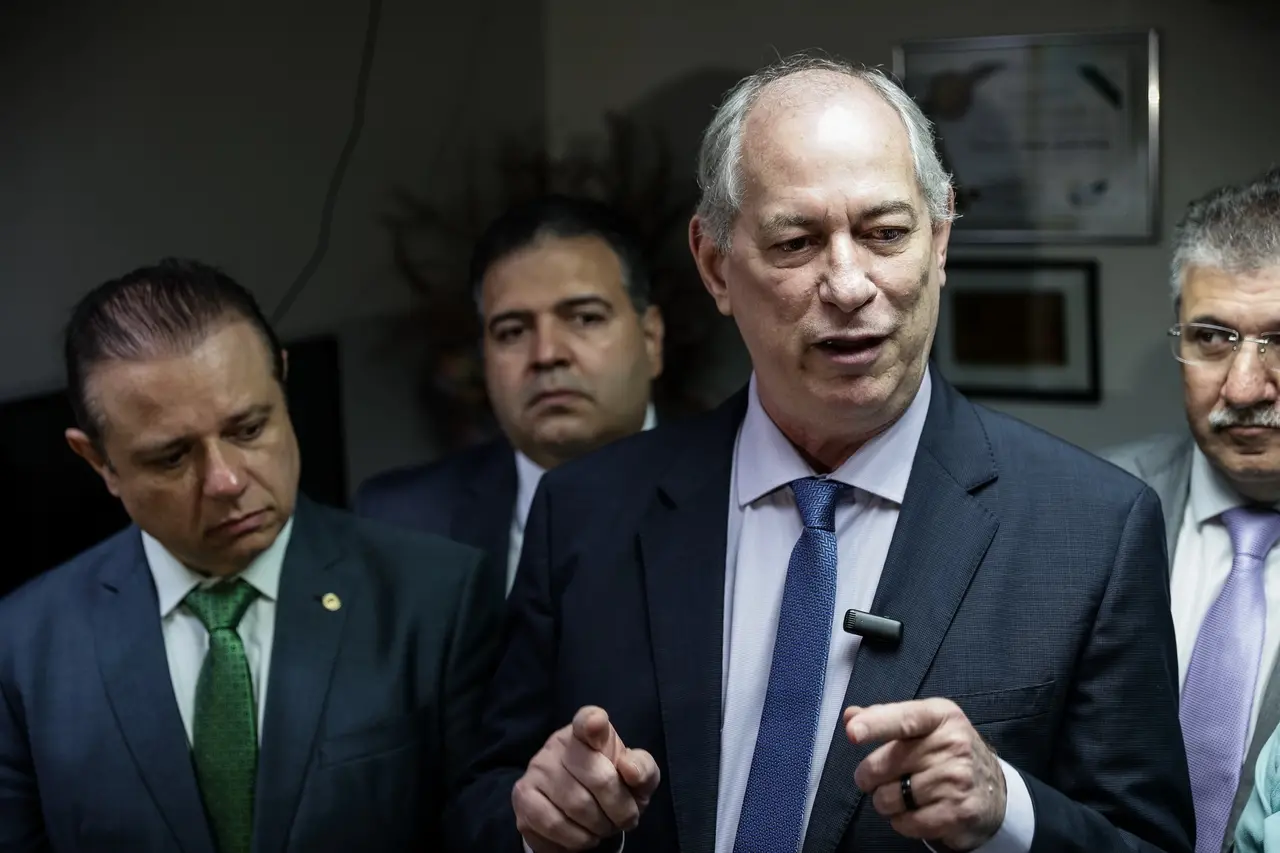 Foto de Ciro Gomes ao lado de deputados da oposição.