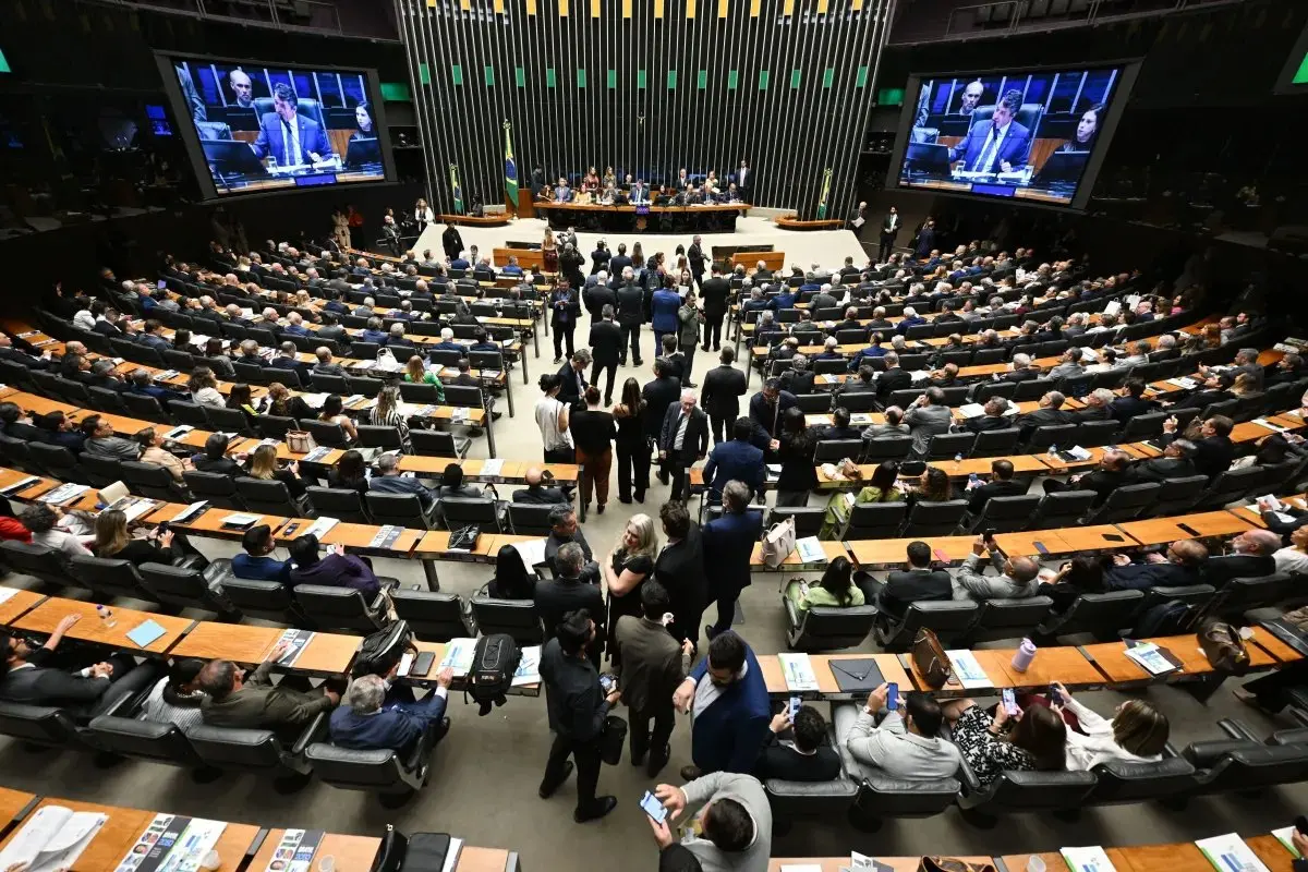 Sessão do Congresso Nacional do Brasil com deputados e senadores reunidos para discussão de leis em ambiente moderno e tecnológico.