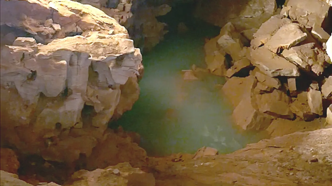 Água é vista na chamada 'sala do índio' em gruta de Ubajara, no Ceará.