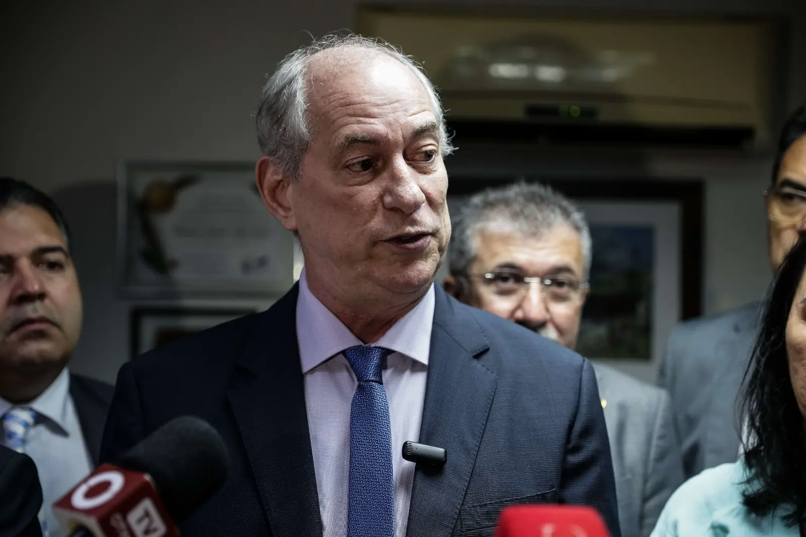 Foto de Ciro Gomes durante entrevista coletiva.