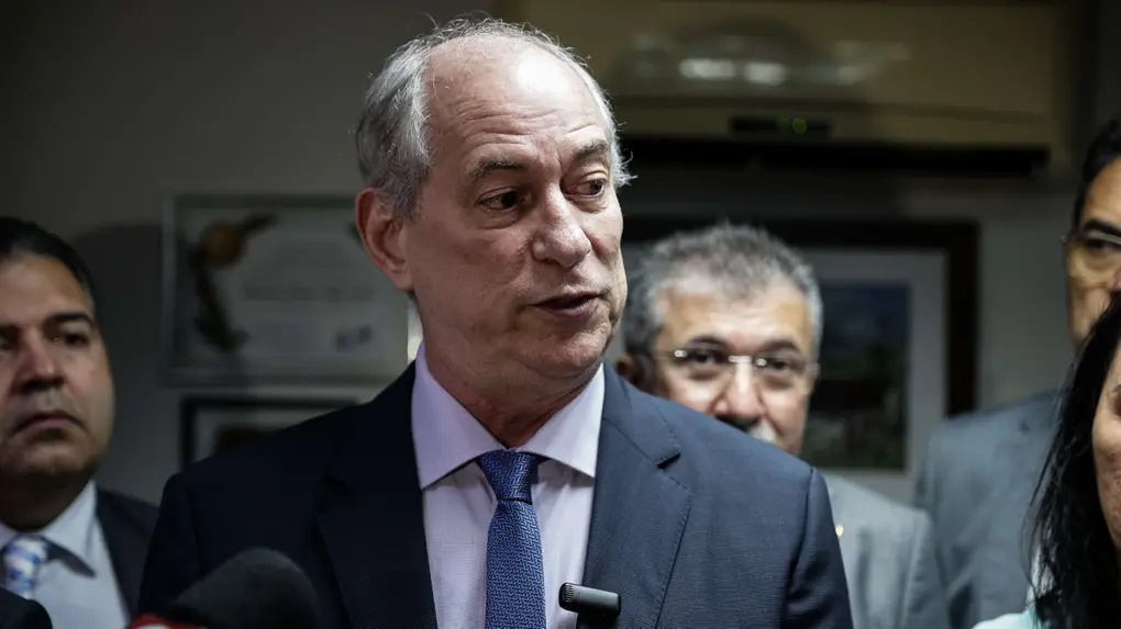 Foto de Ciro Gomes durante entrevista coletiva.
