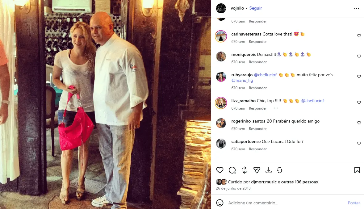 Shakira ao lado de chef de cozinha em restaurante de Fortaleza;