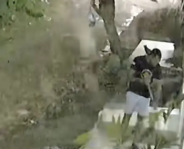 Imagem da notícia Homem se assusta com barulho de trovão e corre desnorteado em Juazeiro do Norte; veja vídeo