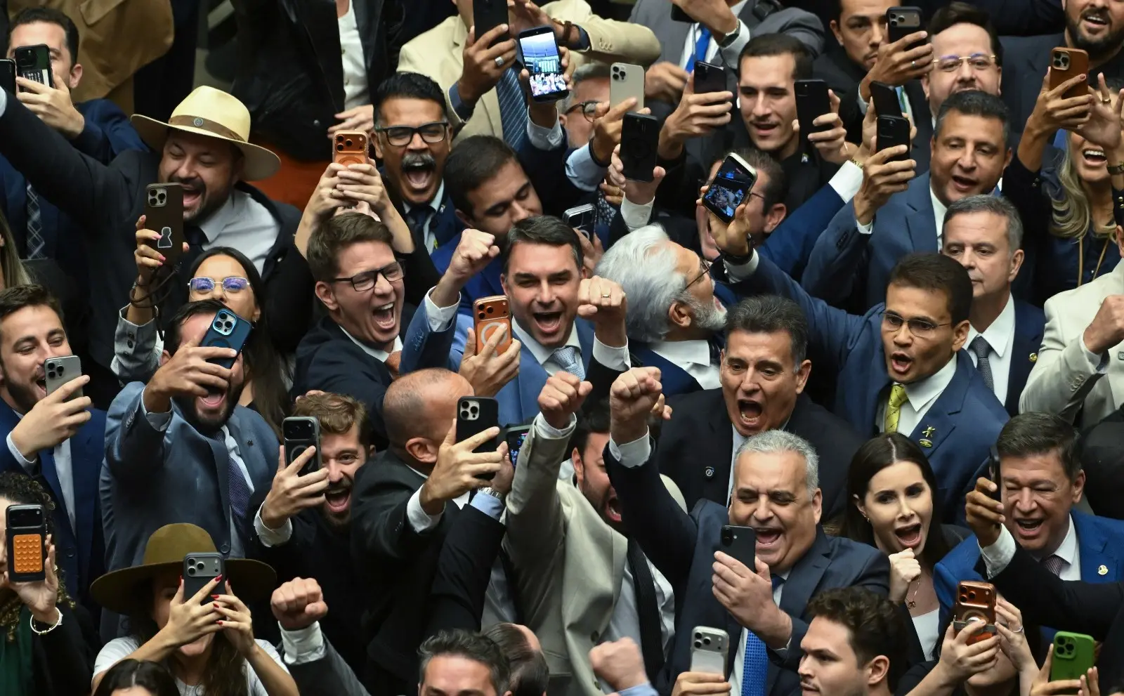 Senadores comemoram derrubada do veto ao PL da Dosimetria.