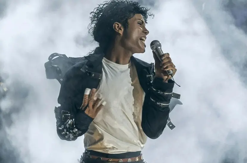 Imagem de Jaafar caracterizado como Michael Jackson para cinebiografia.