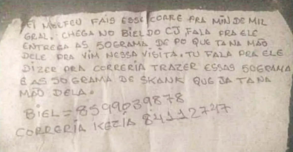 Foto de bilhete em que criminoso preso pede para que sejam enviados cocaína e crack para dentro de presídio no Ceará.