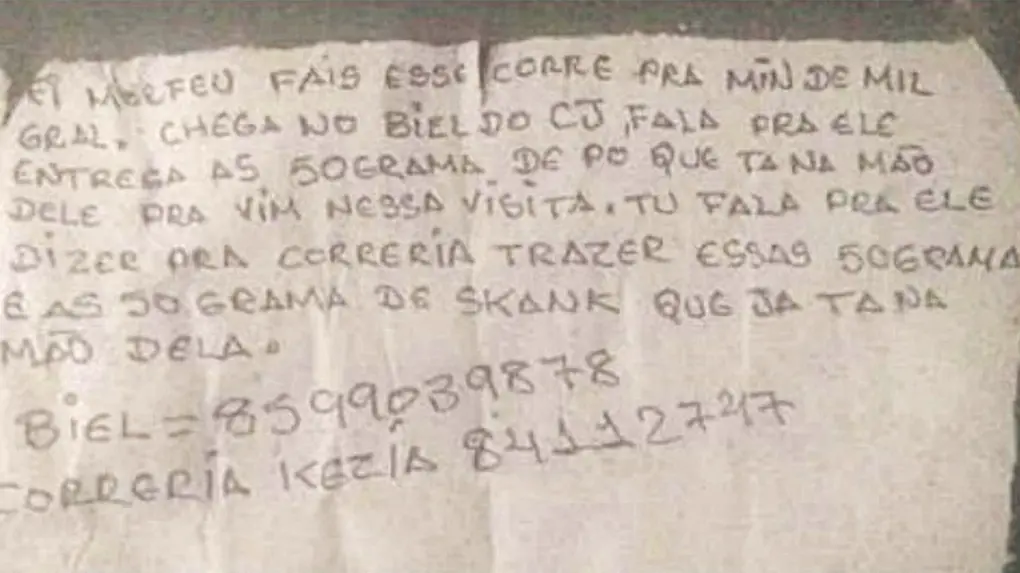 Foto de bilhete em que criminoso preso pede para que sejam enviados cocaína e crack para dentro de presídio no Ceará.