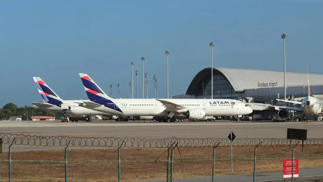 Foto que contém aviões no pátio de embarque/desembarque do Aeroporto Internacional de Fortaleza.