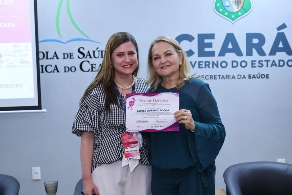 foto de Lenise Queiroz recebendo homenagem durante o 2º Congresso Cearense de Genética Médica.