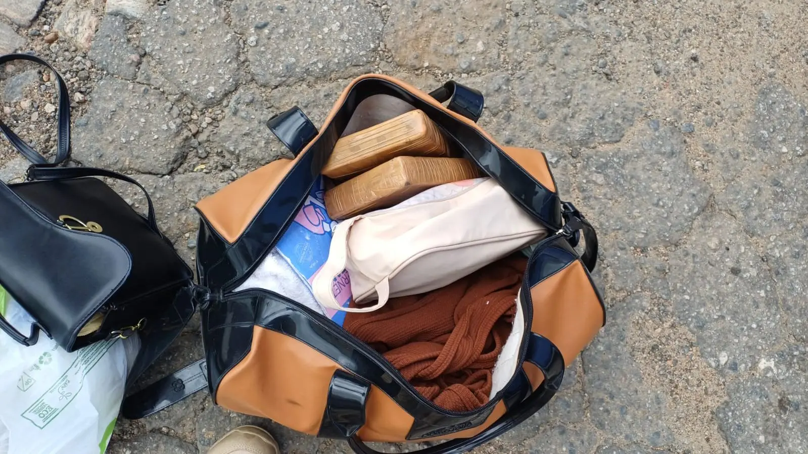 Foto que contém bolsa de gestante com tabletes de cocaína.