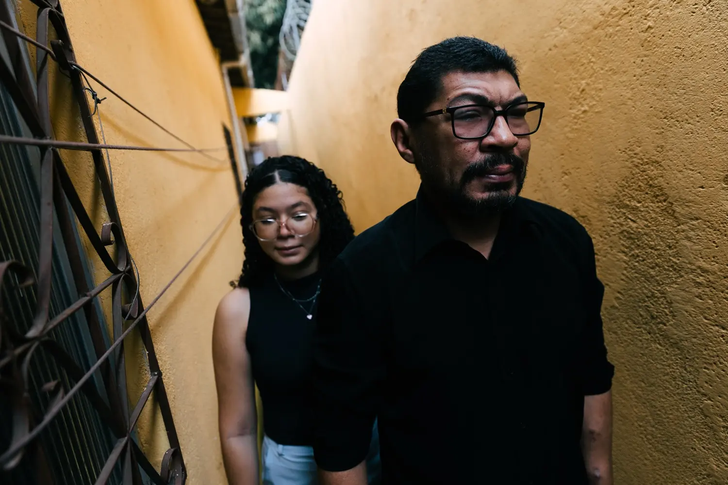 Há meses, Thays e Tiago aguardam fornecimento da enzima que estabiliza seus quadros de saúde.