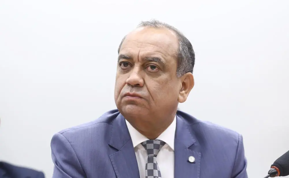 Deputado Max Lemos, de terno, com rosto sério.