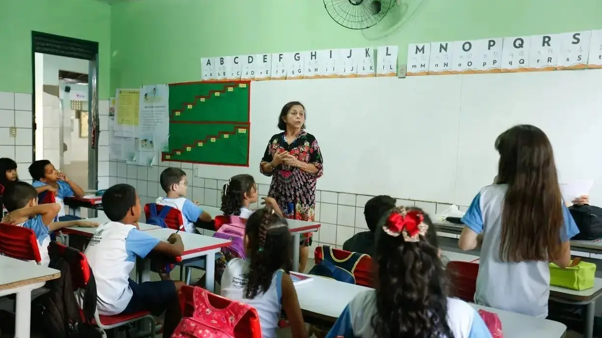 sala de aula professora alunos sentados.