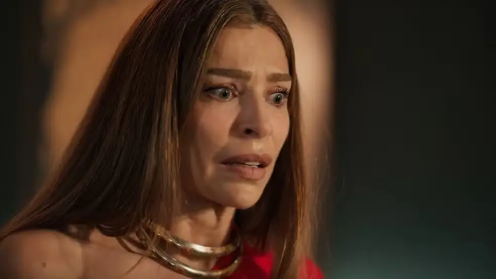Foto de rosto da atriz Grazy Massafera no papel de Arminda da novela Três Graças.