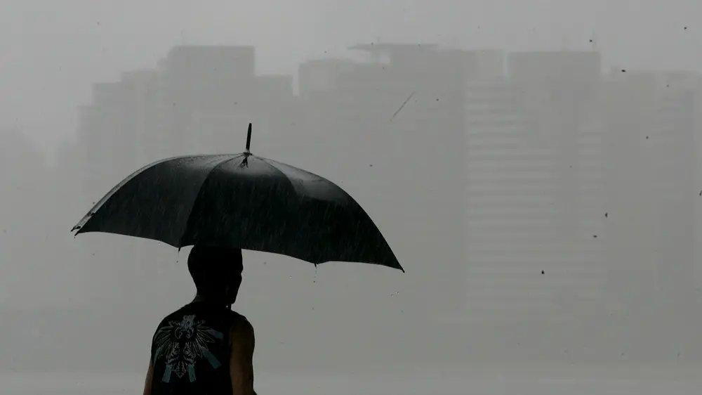 Foto de pessoa na chuva.