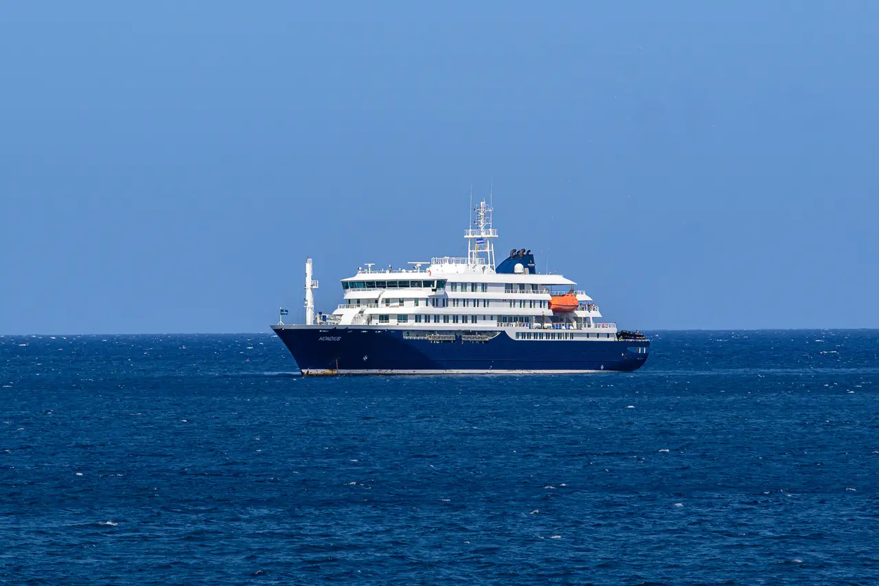Imagem do navio MV Hondius em alto mar, em que passageiros estão com hantavírus.