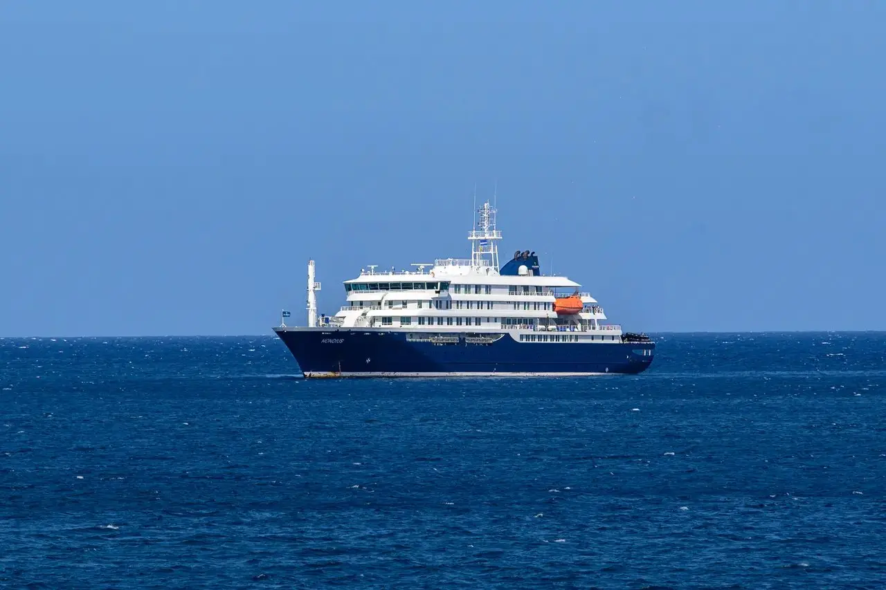 Imagem do navio MV Hondius em alto mar, em que passageiros estão infectados com hantavírus são retirados de embarcação e levado à costa de Cabo Verde.