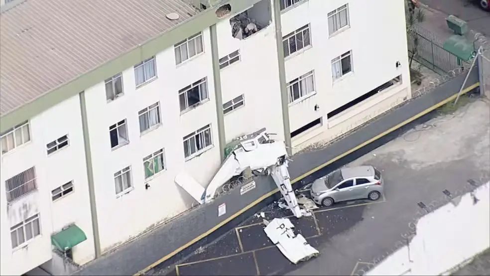 Avião que bateu em prédio