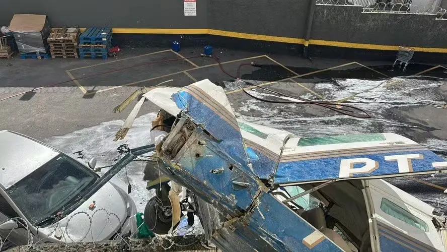 foto do avião que caiu e atingiu um prédio em Belo Horizonte. Modelo da empresa Embraer – EMB-721C.