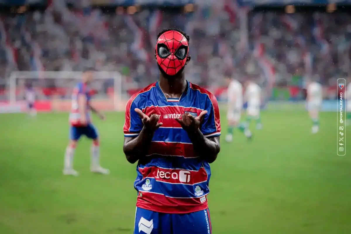 Vitinho exibe máscara do Homem-Aranha